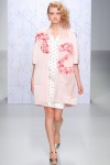 002-Holly-Fulton-disco-kudrliny-top-10-jarnich-ucesu-vlasy-strihy