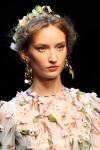 001-Dolce -x-Gabbana-ozdoby-do-vlasu-top-10-jarnich-ucesu-vlasy-strihy