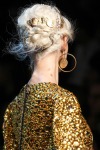 005-Dolce -x-Gabbana-ozdoby-do-vlasu-top-10-jarnich-ucesu-vlasy-strihy