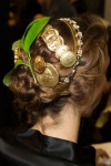 010-Dolce -x-Gabbana-ozdoby-do-vlasu-top-10-jarnich-ucesu-vlasy-strihy