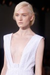 004-Jil Sander-pesinka-na-stranu-top-10-jarnich-ucesu-vlasy-strihy