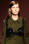 014-Prada-pesinka-na-stranu-top-10-jarnich-ucesu-vlasy-strihy
