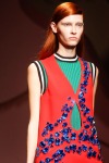 015-Prada-pesinka-na-stranu-top-10-jarnich-ucesu-vlasy-strihy