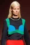 016-Prada-pesinka-na-stranu-top-10-jarnich-ucesu-vlasy-strihy