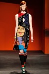 020-Prada-pesinka-na-stranu-top-10-jarnich-ucesu-vlasy-strihy
