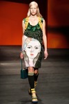 021-Prada-pesinka-na-stranu-top-10-jarnich-ucesu-vlasy-strihy