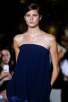022-Stella McCartney-pesinka-na-stranu-top-10-jarnich-ucesu-vlasy-strihy