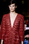 023-Stella McCartney-pesinka-na-stranu-top-10-jarnich-ucesu-vlasy-strihy