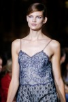 025-Stella McCartney-pesinka-na-stranu-top-10-jarnich-ucesu-vlasy-strihy