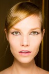 027-Stella McCartney-pesinka-na-stranu-top-10-jarnich-ucesu-vlasy-strihy