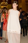 028-Stella McCartney-pesinka-na-stranu-top-10-jarnich-ucesu-vlasy-strihy