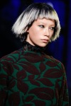 024-Marc-Jacobs-rozcepyreny-bob-10-jarnich-ucesu-vlasy-strihy