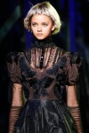 025-Marc-Jacobs-rozcepyreny-bob-10-jarnich-ucesu-vlasy-strihy