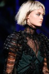 026-Marc-Jacobs-rozcepyreny-bob-10-jarnich-ucesu-vlasy-strihy