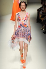 078-kvetinova-moda-flower-fashion-alberta-ferretti-rtw-milan-spring-2014