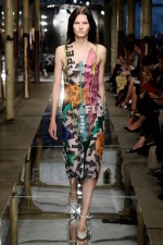 096-kvetinova-moda-flower-fashion-christopher-kane-rtw-london-spring-2014