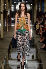 098-kvetinova-moda-flower-fashion-christopher-kane-rtw-london-spring-2014