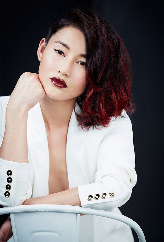 Modelka a IT girl Chen Ran představuje červenou ve stylu red ombre side-swept. Zkuste taky podobný účes!