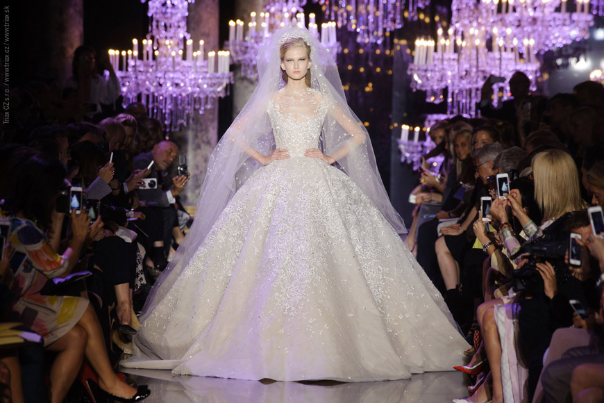 Luxusní svatební šaty jako naprostá klasika – od návrháře Elie Saab z Haute Couture Fall 2014 kolekce.