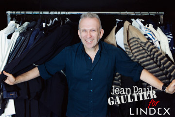 Gaultier for Lindex: Jean Paul Gaultier pózuje ve svém studiu při přípravě kolekce pro Lindex.