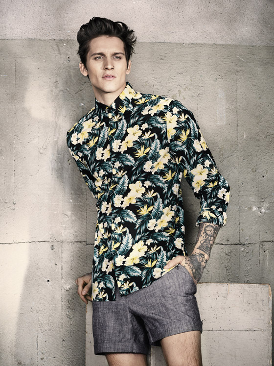 Letní pánské oblečení a outfity z H&M osvěžují vkusné a i pro muže stravitelné vzory.