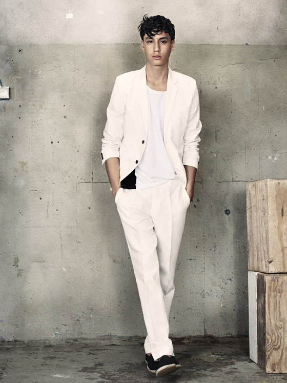 Oblečení H&M pro muže z kolekce léto 2014 nabízí elegantní pánské komplety. Letní sako má podobu lehkého kousku oblečení i košile s krátkým rukávem.