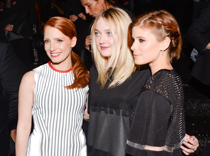 Jessica Chastain, Dakota Fanning a Kate Mara na módní přehlídce Alexander Wang for H&M.