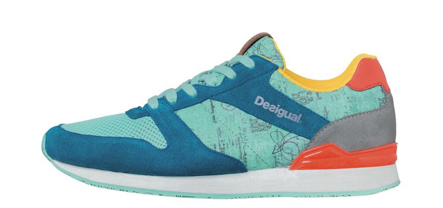 Atraktivní doplňky v pánské Desigual kolekci doplňují kompletní outfity. Pantofle, tenisky, pánské espadrilky – to vše je opět barvené a vzorované.