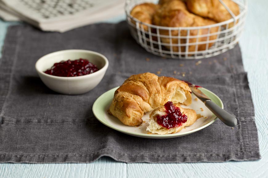 Není nic lepší než voňavý a křupavý croissant s domácím malinovým džemem! Vyrobte si jej snadno s pomocí Thermomixu!