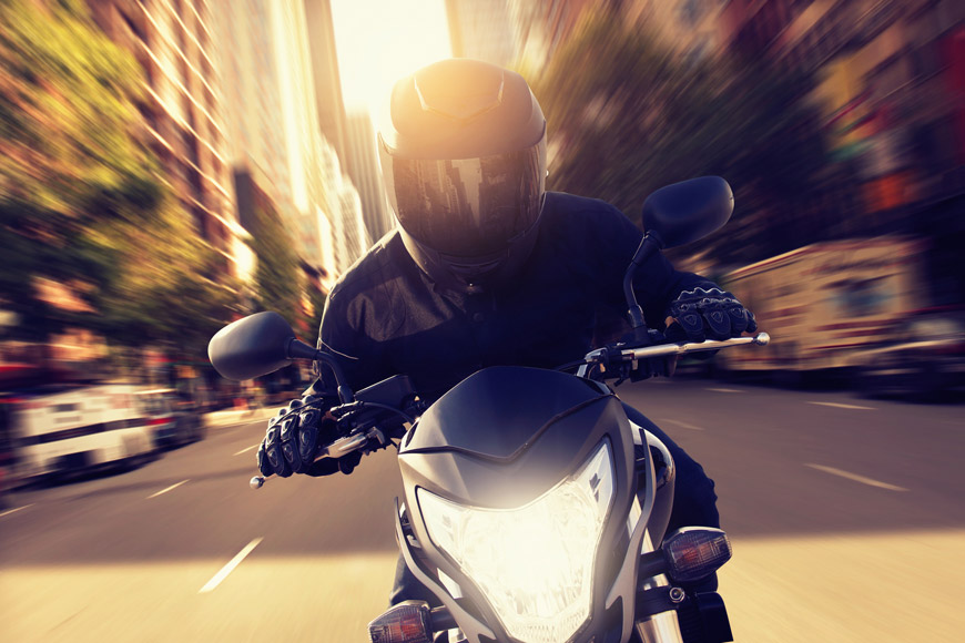 Nezapomeňte že používání moto přilby předepisuje vyhláška a to jak řidiči motocyklu, tak jeho spolujezdci. Vybrat si kvalitní a tu v nejlepším designu je pak už na vás.