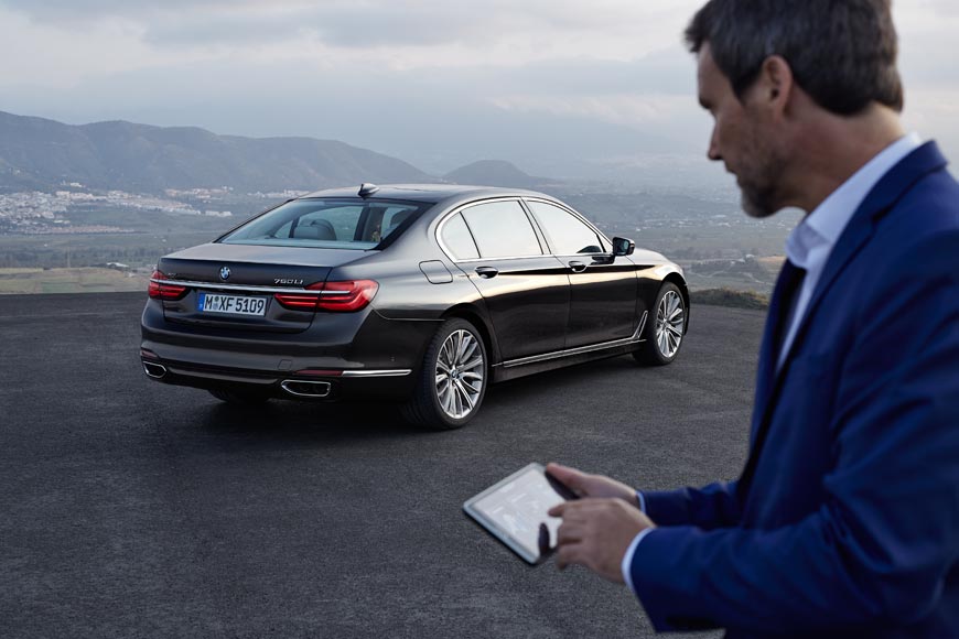Automobil BMW 7 je první automobil, který umí sám zaparkovat!
