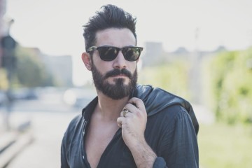 Vousy se nosí. Zatím jako parádní plnovous, ale brzy už možná opět po dlouhé době jako fešácký knír!