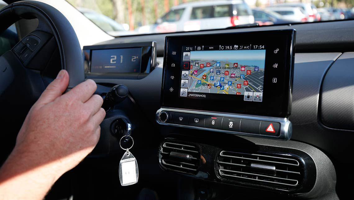Citröen C4 Cactus je „chytrolín“ i po technické stránce. Uprostřed palubní desce je neodnímatelný tablet s dotykovým displejem, který slouží jako palubní počítač se vším všudy.