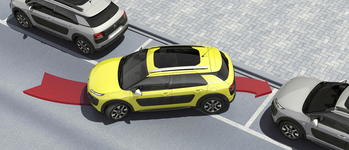 Systém Park Assist pro snadné parkování najde automaticky místo na zaparkování a pomůže vám Citroën C4 Cactus zaparkovat. Staráte se jen o akceleraci a brzdění.