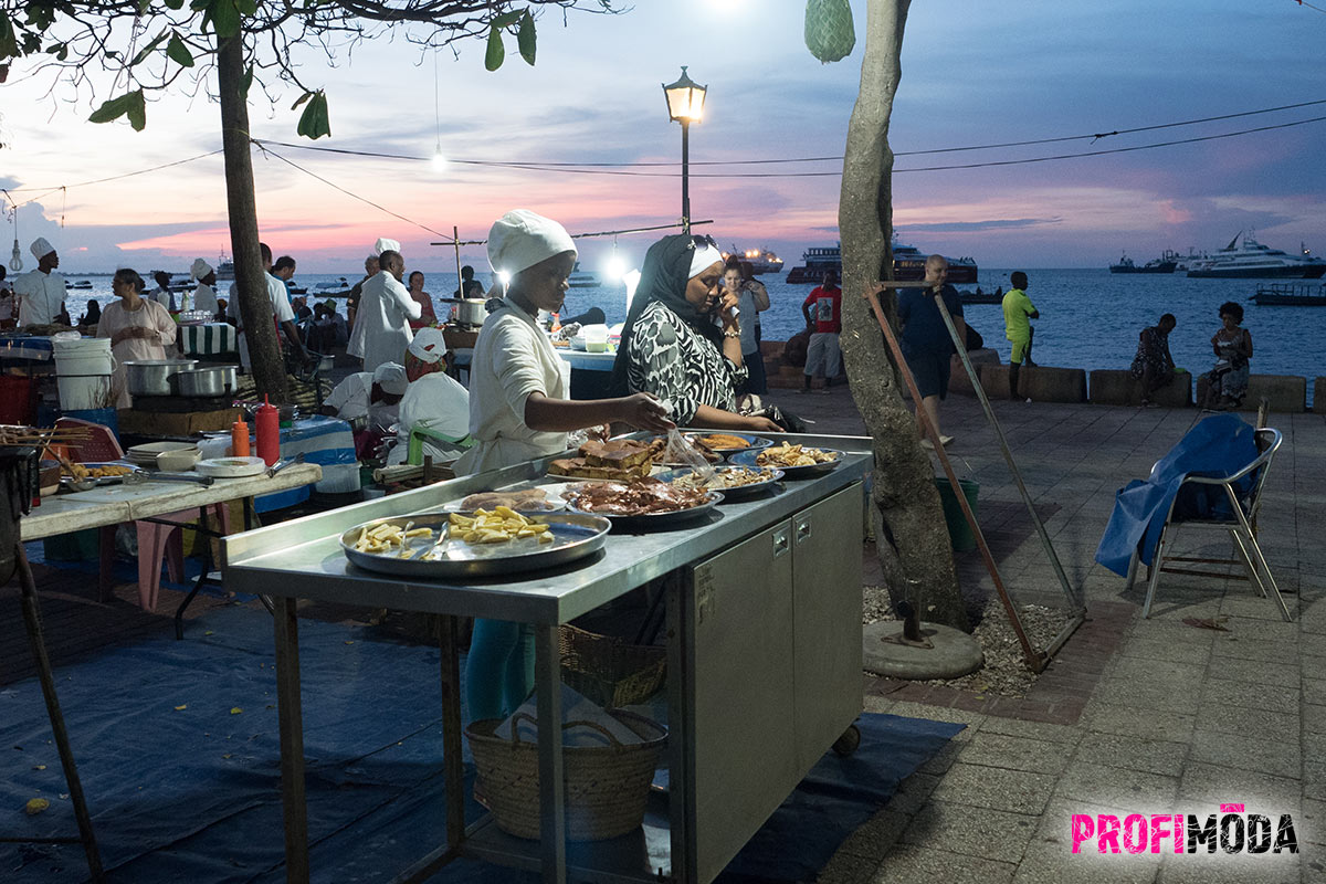 Noční trh s jídlem Forodhani Night Food Market. na Zanzibaru.