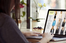 Nebojte se nakupovat oblečení online. Móda z e-shopu se dá nakoupit bez rizika a s cenovými výhodami.