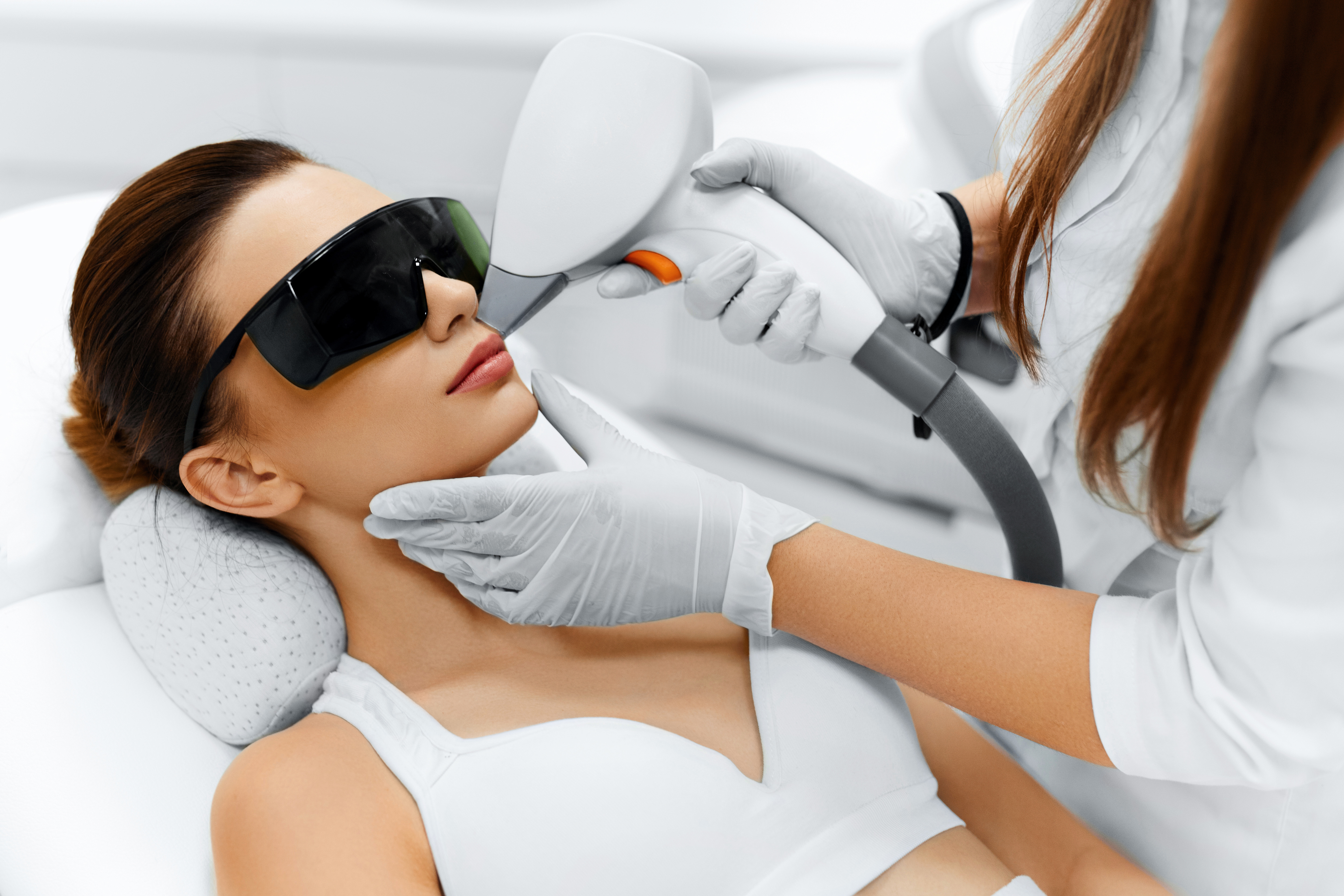Trvalé odstranění chloupků šetří čas. Víte, co nabízí laserová epilace a jak se liší od IPL epilace?