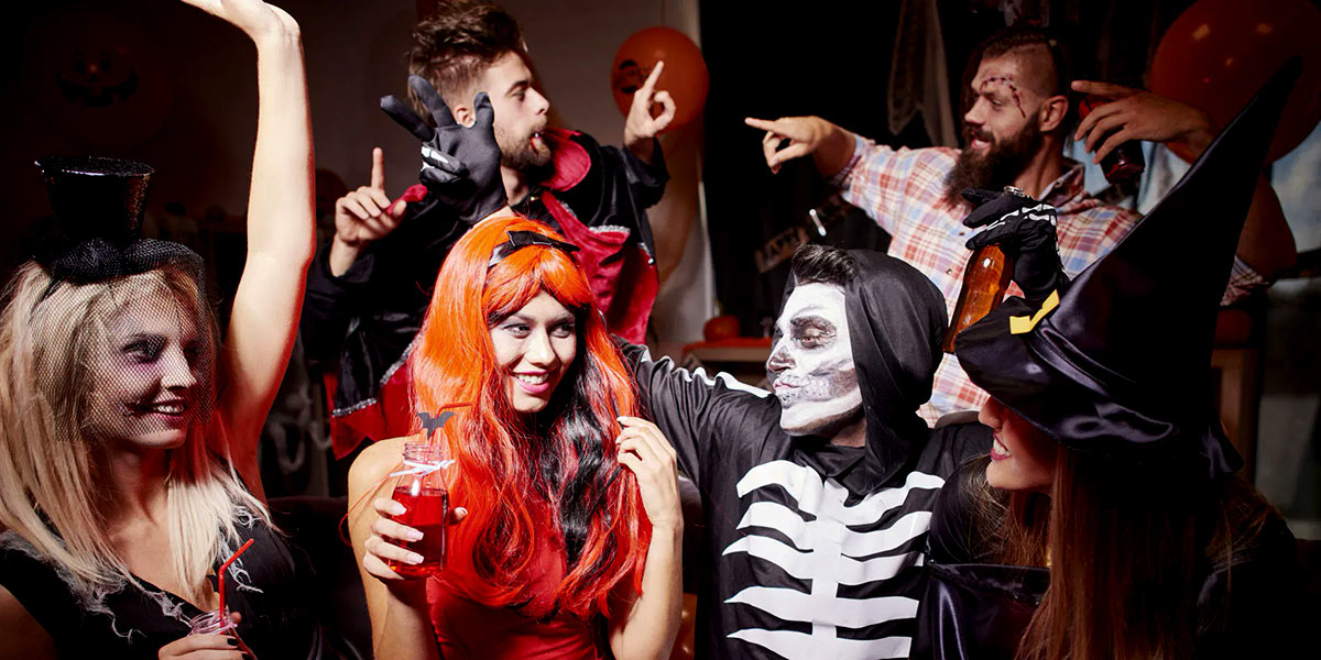 Už máte kostýmy na Halloween? Tento anglosaský svátek jsme již převzali za svůj a slavíme jej nejen vyřezávanými svítícími tykvemi, ale i večírky.