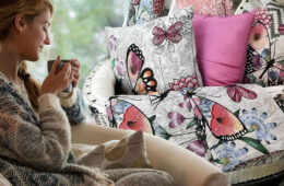 Filosofie štěstí hygge se většinou prezentuje jako relaxace u svíčky, v teplých tlustých ponožkách a s hrníčkem něčeho teplého. Věděli jste ale, že bez pohodlných polštářků to niky nebude ono? Dekorační polštářky navíc hygge atmosféru zajistí nejen v zimě, ale i v létě.